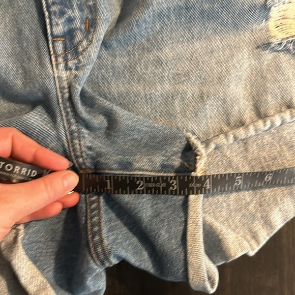 Madewell Light Wash Distressed Relaxed Denim Shorts Size 18W - Picture 8 of 8